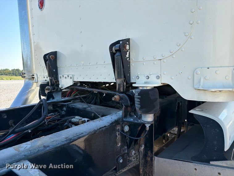 image for item DZ4707 2007 Peterbilt 386 semi truck