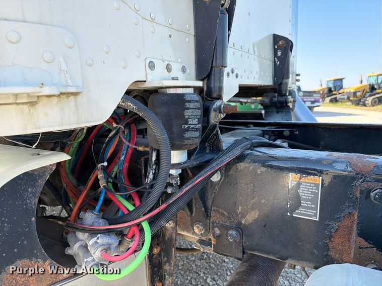 image for item DZ4707 2007 Peterbilt 386 semi truck