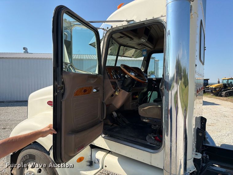 image for item DZ4707 2007 Peterbilt 386 semi truck