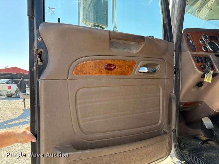 image for item DZ4707 2007 Peterbilt 386 semi truck