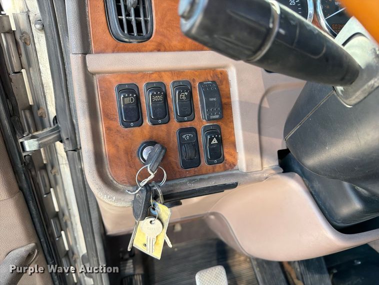 image for item DZ4707 2007 Peterbilt 386 semi truck
