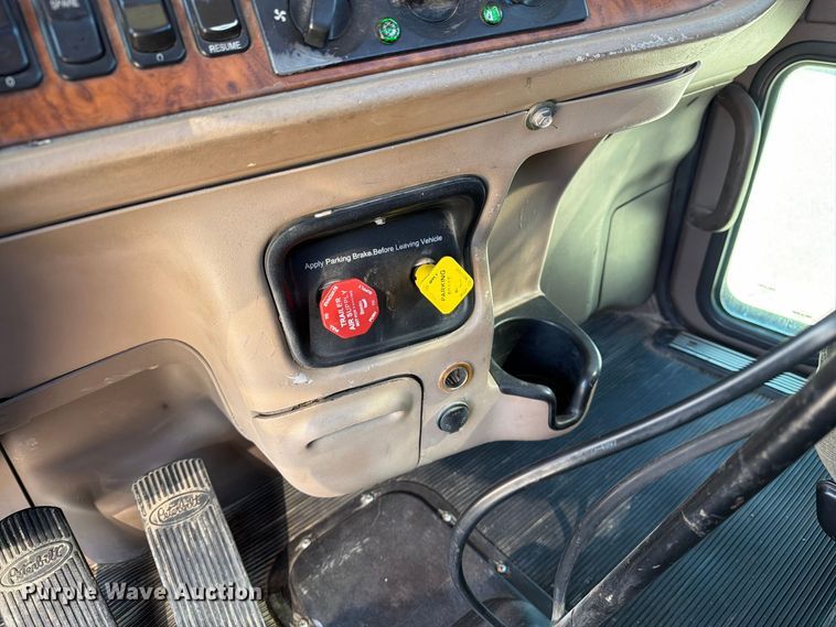image for item DZ4707 2007 Peterbilt 386 semi truck