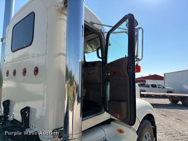 image for item DZ4707 2007 Peterbilt 386 semi truck