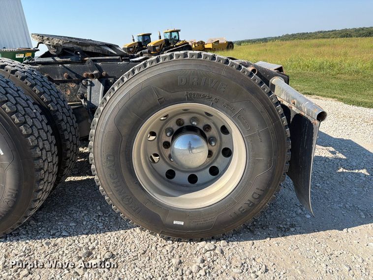 image for item DZ4707 2007 Peterbilt 386 semi truck