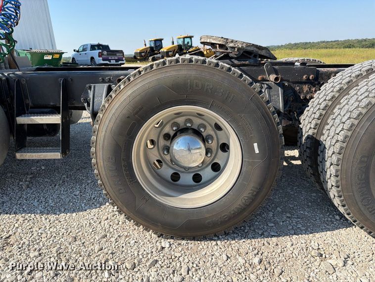 image for item DZ4707 2007 Peterbilt 386 semi truck
