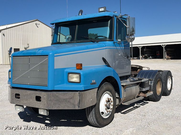 image for item DZ4938 1994 White GMC WB semi truck