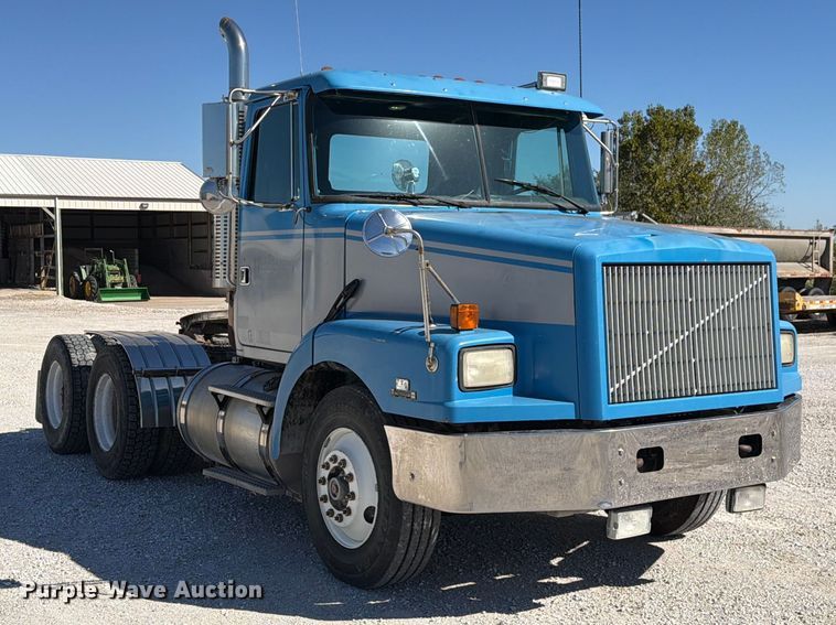 image for item DZ4938 1994 White GMC WB semi truck