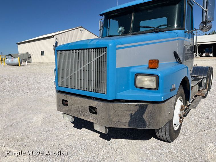 image for item DZ4938 1994 White GMC WB semi truck