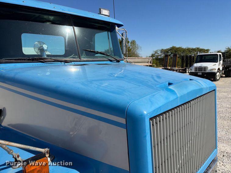 image for item DZ4938 1994 White GMC WB semi truck