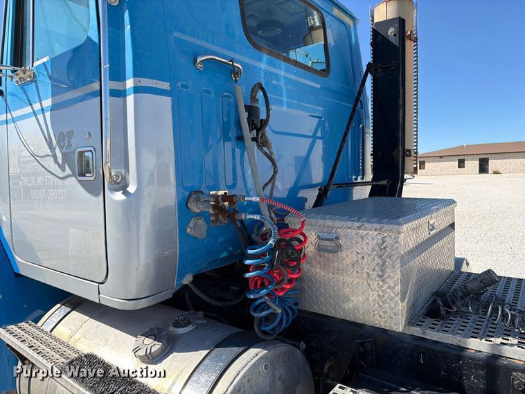 image for item DZ4938 1994 White GMC WB semi truck