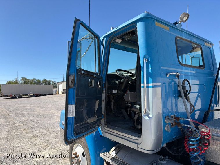 image for item DZ4938 1994 White GMC WB semi truck