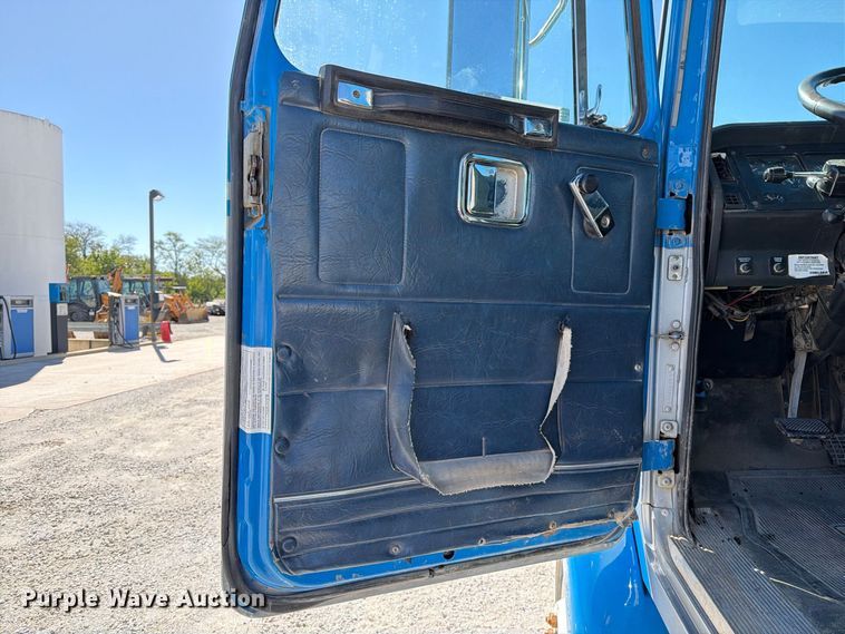 image for item DZ4938 1994 White GMC WB semi truck
