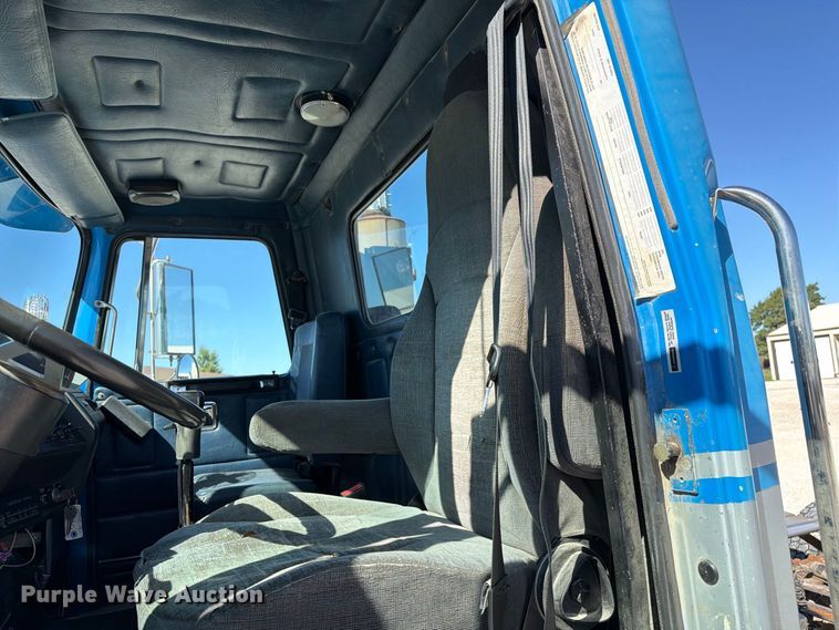 image for item DZ4938 1994 White GMC WB semi truck
