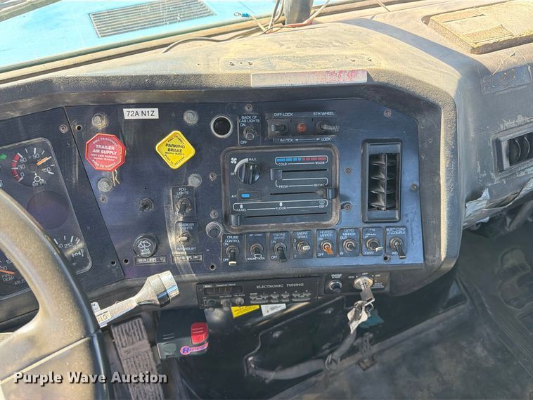 image for item DZ4938 1994 White GMC WB semi truck