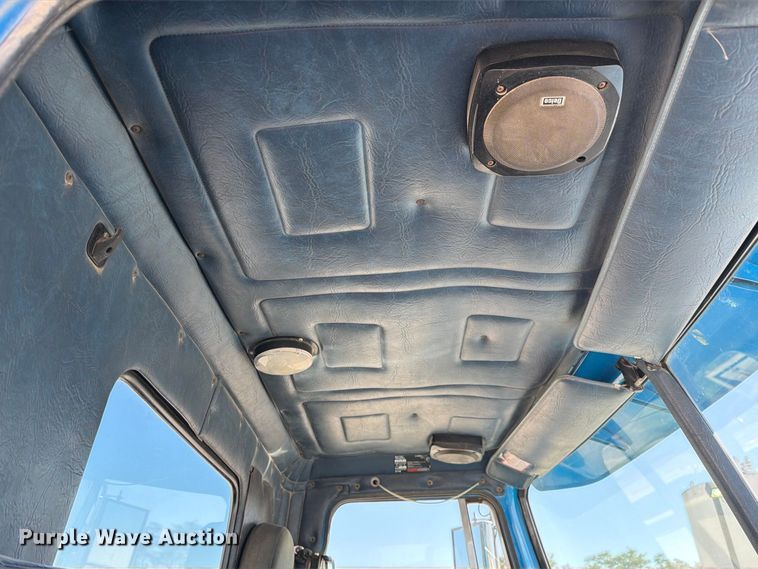 image for item DZ4938 1994 White GMC WB semi truck