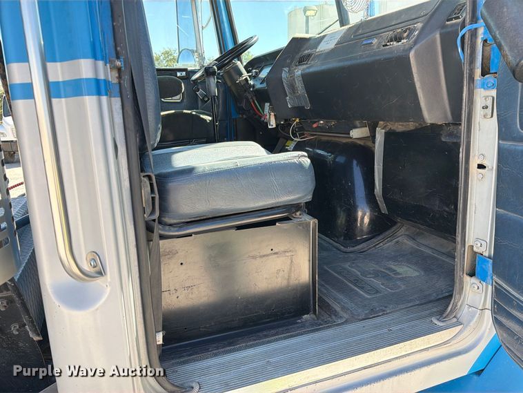 image for item DZ4938 1994 White GMC WB semi truck