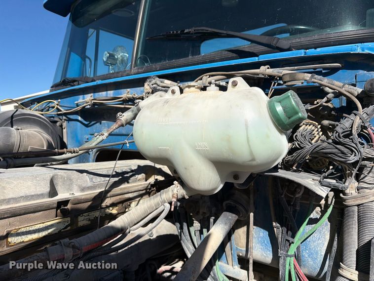 image for item DZ4938 1994 White GMC WB semi truck
