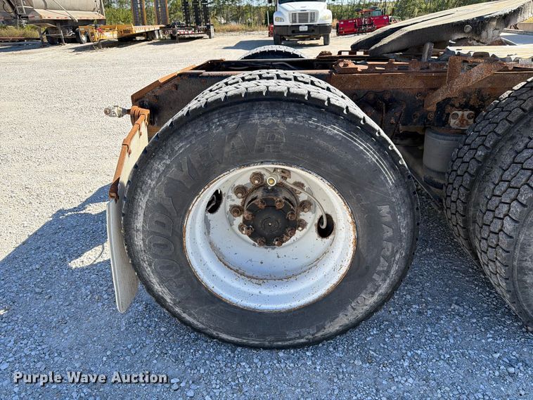 image for item DZ4938 1994 White GMC WB semi truck