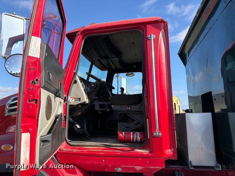 image for item EA0031 2013 Western Star 4700 dump truck
