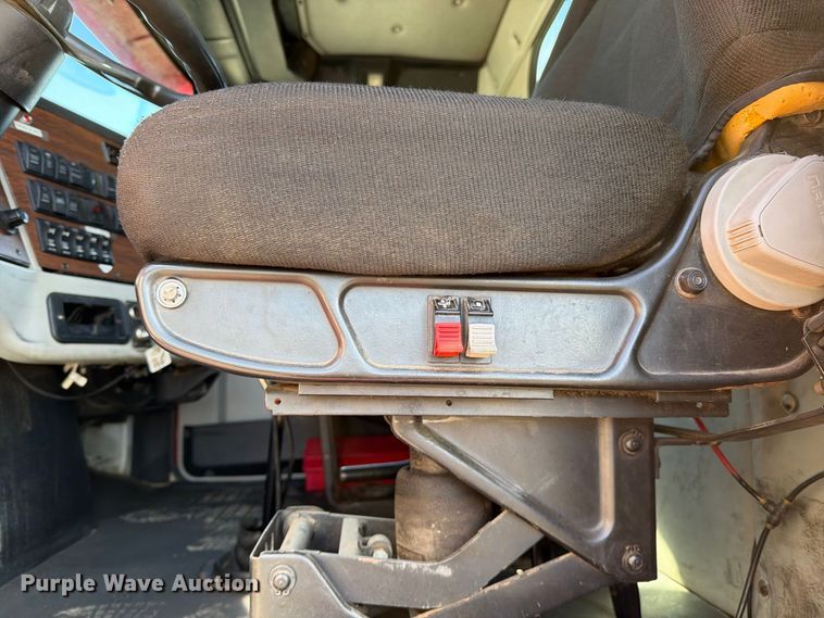 image for item EA0031 2013 Western Star 4700 dump truck