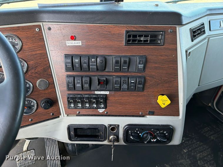 image for item EA0031 2013 Western Star 4700 dump truck