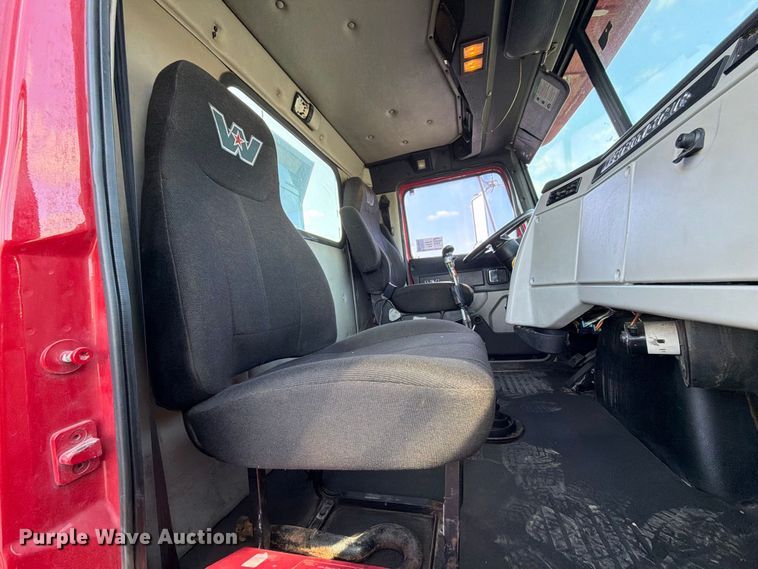 image for item EA0031 2013 Western Star 4700 dump truck