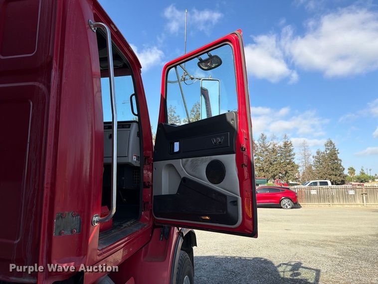 image for item EA0031 2013 Western Star 4700 dump truck