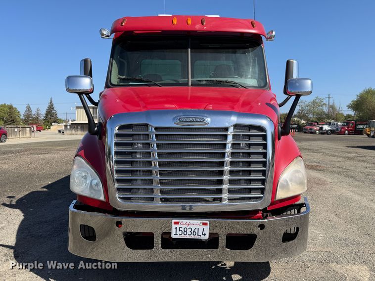 image for item EA0032 2014 Freightliner Cascadia dump truck