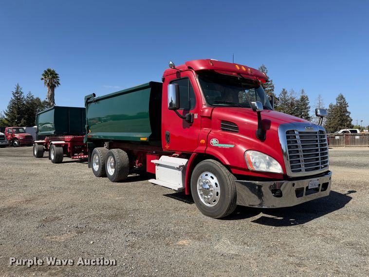 image for item EA0032 2014 Freightliner Cascadia dump truck