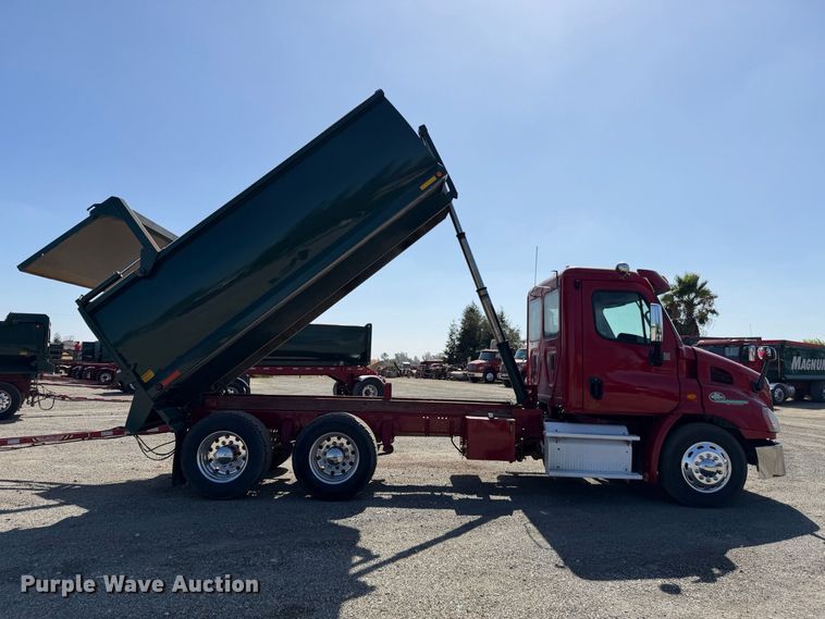 image for item EA0032 2014 Freightliner Cascadia dump truck