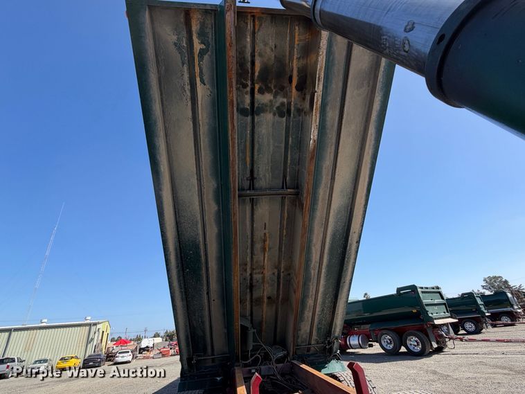 image for item EA0032 2014 Freightliner Cascadia dump truck