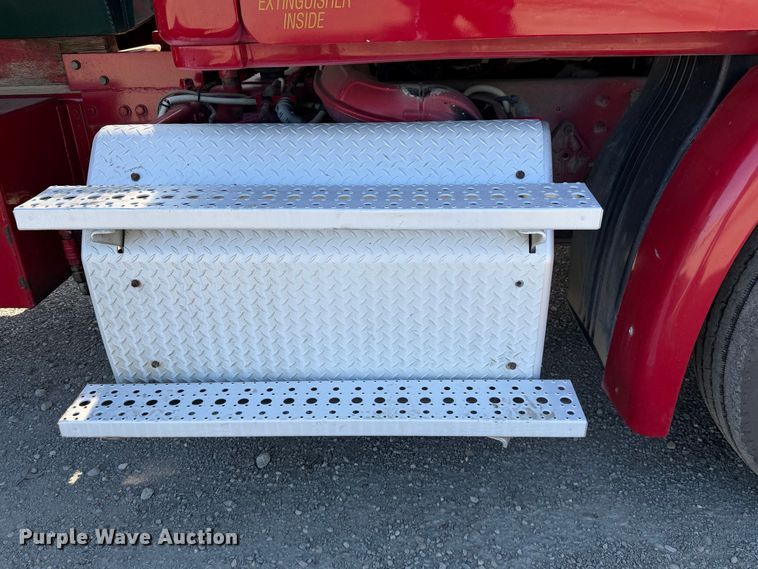 image for item EA0032 2014 Freightliner Cascadia dump truck