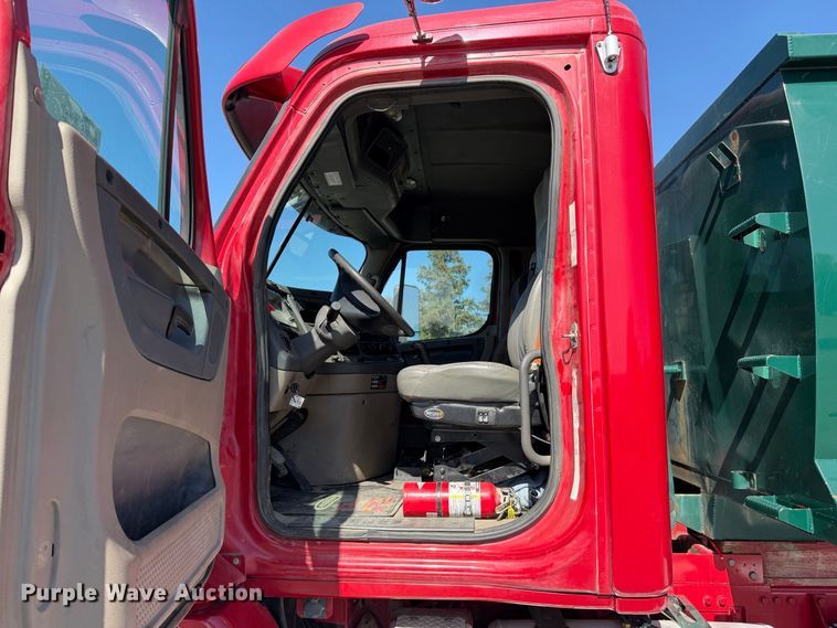 image for item EA0032 2014 Freightliner Cascadia dump truck
