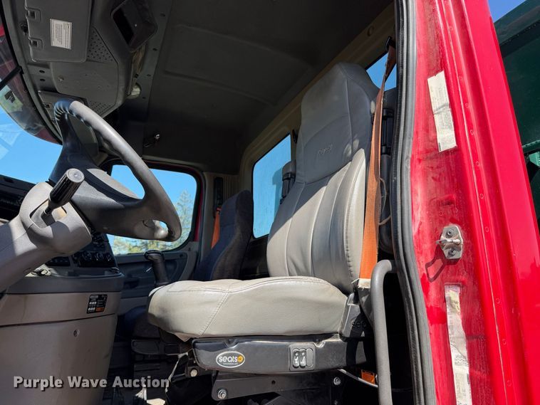 image for item EA0032 2014 Freightliner Cascadia dump truck