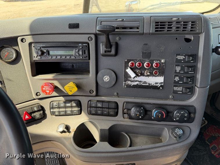 image for item EA0032 2014 Freightliner Cascadia dump truck