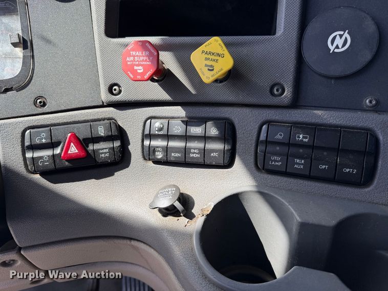 image for item EA0032 2014 Freightliner Cascadia dump truck