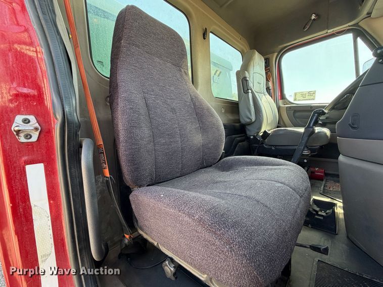 image for item EA0032 2014 Freightliner Cascadia dump truck