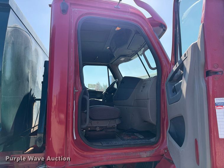 image for item EA0032 2014 Freightliner Cascadia dump truck