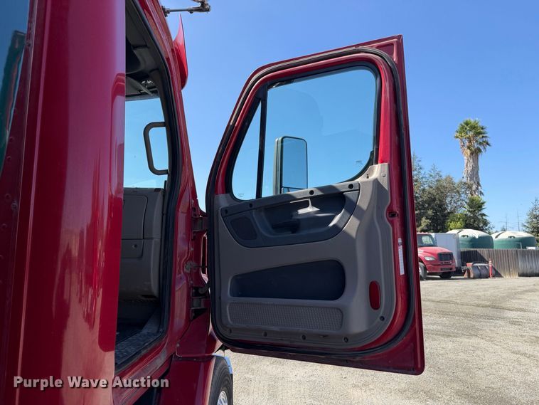 image for item EA0032 2014 Freightliner Cascadia dump truck