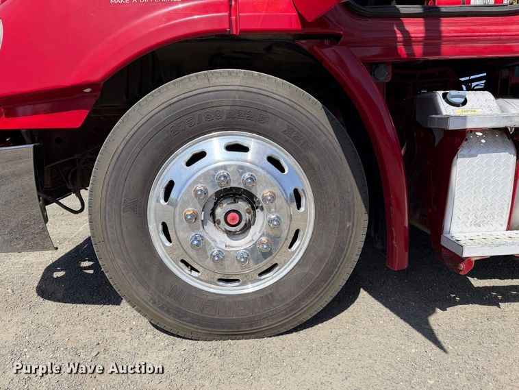 image for item EA0032 2014 Freightliner Cascadia dump truck
