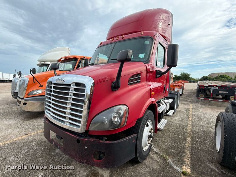 image for item EA7389 2016 Freightliner Cascadia semi truck