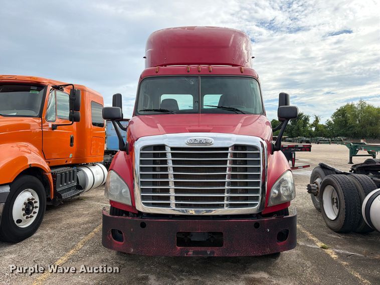 image for item EA7389 2016 Freightliner Cascadia semi truck
