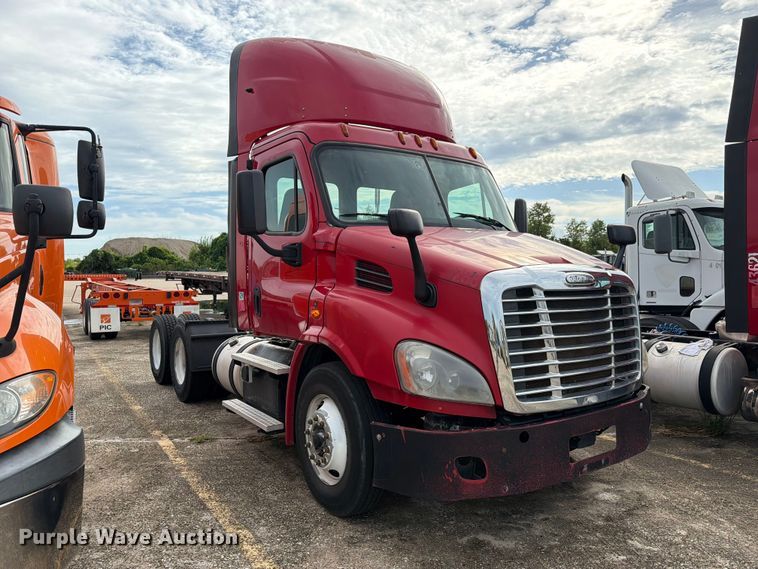 image for item EA7389 2016 Freightliner Cascadia semi truck