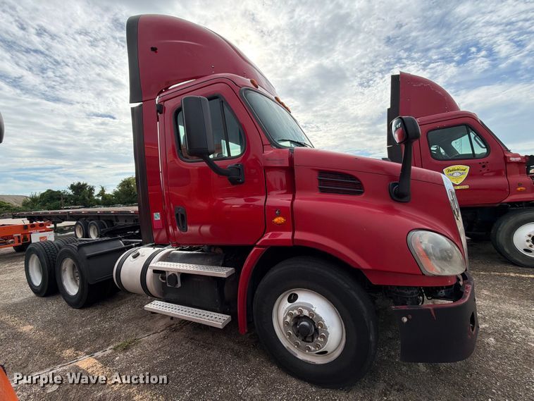 image for item EA7389 2016 Freightliner Cascadia semi truck
