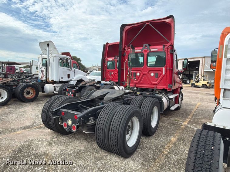 image for item EA7389 2016 Freightliner Cascadia semi truck
