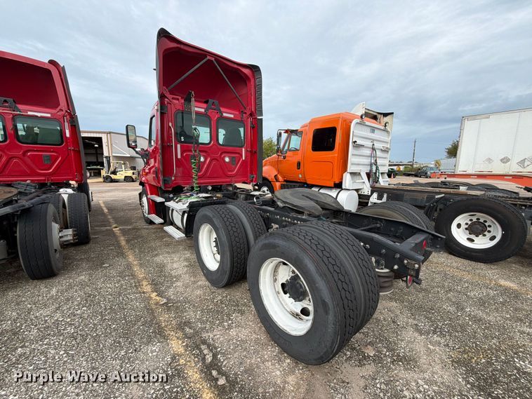 image for item EA7389 2016 Freightliner Cascadia semi truck