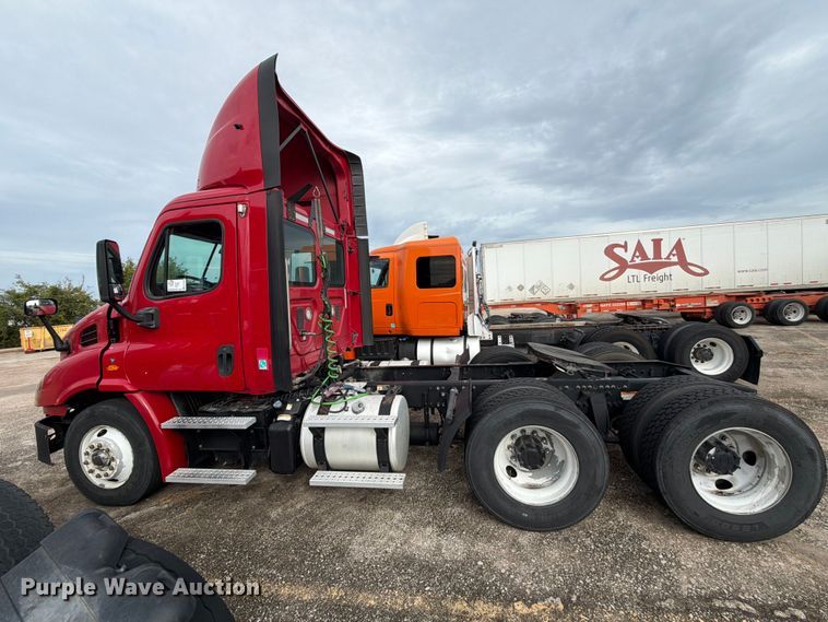 image for item EA7389 2016 Freightliner Cascadia semi truck