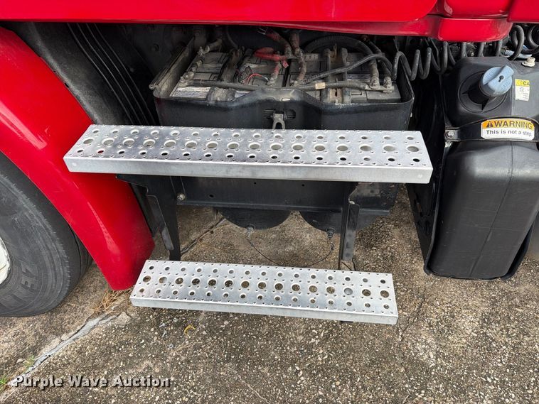 image for item EA7389 2016 Freightliner Cascadia semi truck