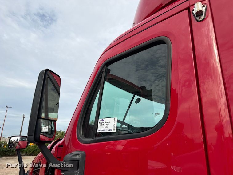 image for item EA7389 2016 Freightliner Cascadia semi truck