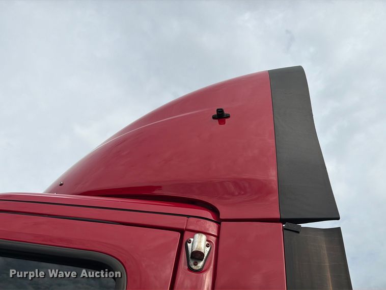 image for item EA7389 2016 Freightliner Cascadia semi truck